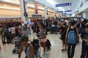 CANCÚN, QUINTANA ROO, 26DICIEMBRE2016.- El gobernador del estado Carlos Joaquín González recibió en el Aeropuerto Internacional de Cancún al pasajero 21 millones. La terminal se encuentra al tope de vacacionistas.FOTO: ELIZABETH RUIZ /CUARTOSCURO.COM