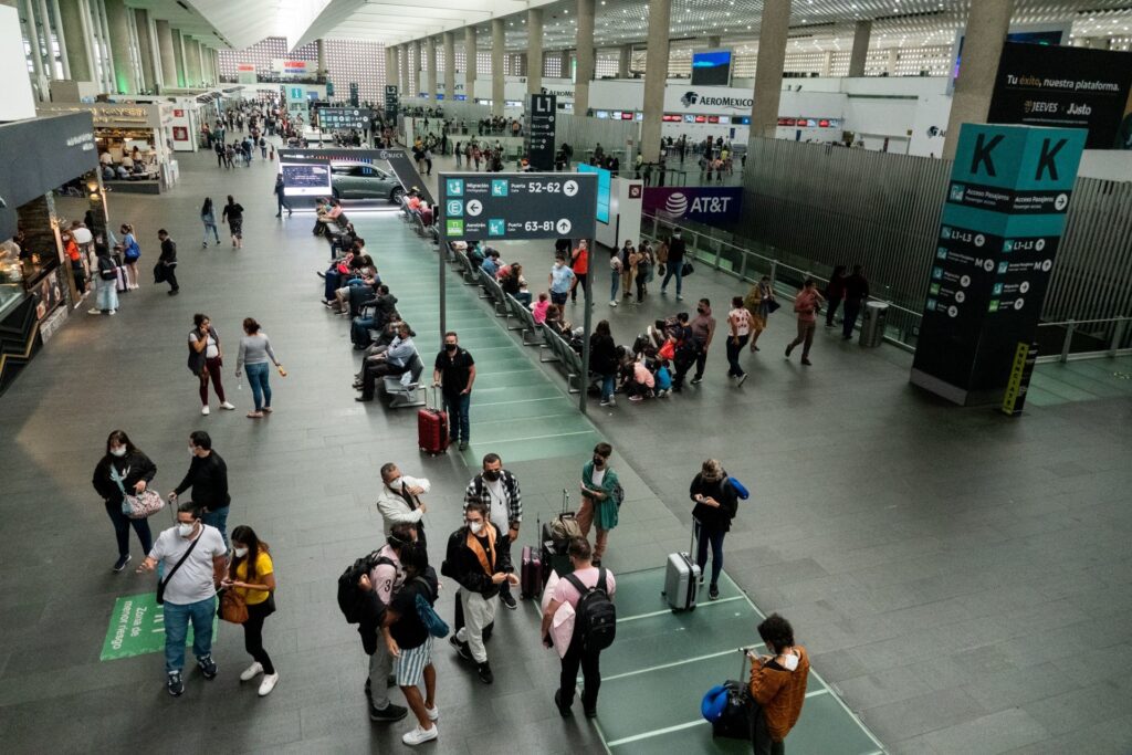 Aspectos de las operaciones en la Terminal 2 del AICM la cuál presenta daños estructurales según lo expuesto por el presidente Andrés Manuel López Obrador y tendría que reconstruirse.