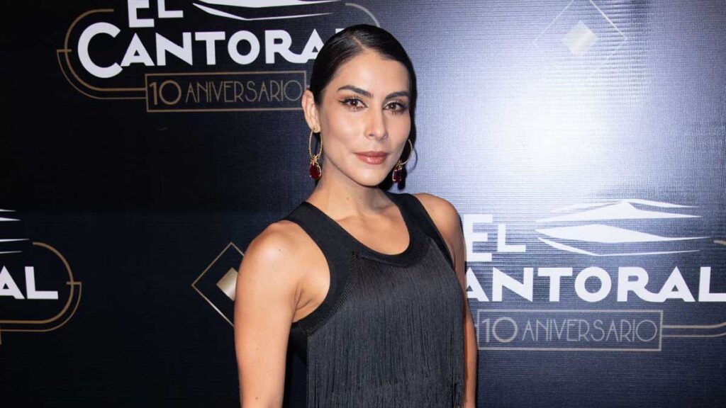 María León a su paso por la alfombra roja por la celebración de los 10 años del Centro Cultural Roberto Cantoral.