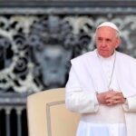 León XIV recuerda a Francisco a un año de su muerte; destaca su cercanía con los más pobres y débiles