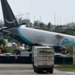 Avión de carga de Amazon se sale de pista en Miami; hay cinco personas sin vida